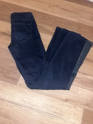 Snygga bootcut jeans🤍 - Jättesnygga bootcut jeans som jag sytt ut själv från skinny🤍Passar mig som är 163cm, står storlek XS på dom🩷Unika och endast testade, säljer pga har för många jeans🤍🤍Färgen är väldigt mörkblå så dom nästan ser svarta ut🤍Hör av dig vid frågor
