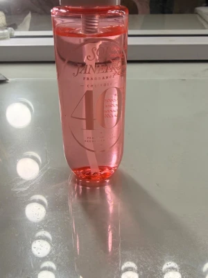 Sol de Janeiro Cheirosa 40 Parfymmist - Fräsch och tropisk parfymmist från Sol de Janeiro, Cheirosa 40. Flaskan är cylinderformad i genomskinlig rosa plast med vit spraykork. Doften är inspirerad av brasiliansk sommar och ger en söt, fruktig känsla. Perfekt att ha med i väskan för en snabb uppfräschning.