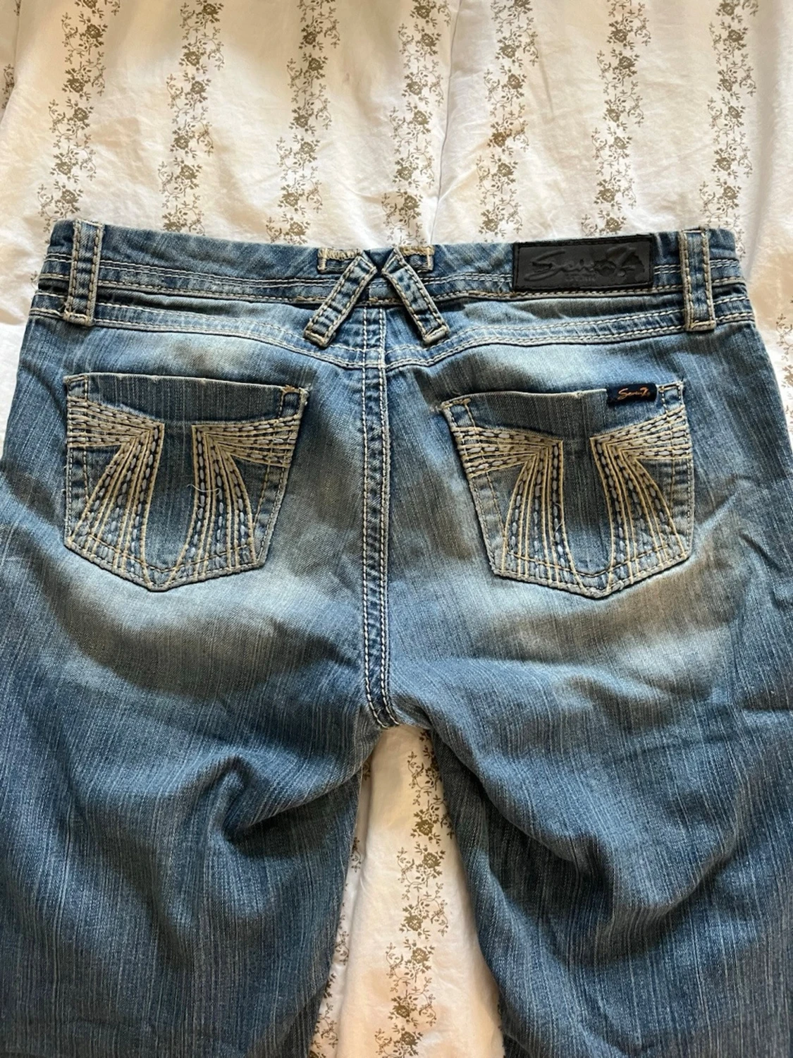 Blåa jeans från Salsa med broderade fickor