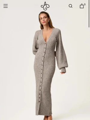 Adoore Montana dress - Säljer denna fina klänning från Adoore! Endast använd vid ett tillfälle och är i nyskick. Hör av er vid intresse så skickar jag fler bilder! 🩷