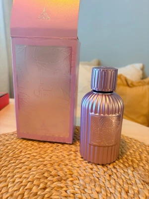 Qissa Gala Paris Corner 100ml  - Qissa Gala Paris Corner. 100ml tagit bara test sprut. Fin vår/sommar doft. Luktar som sockrade viol godis med solkräm känsla 😍 Ska likna Huda Bake parfymen som inte finns kvar. 