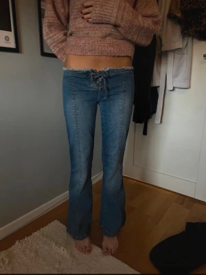 Bootcut BDG jeans  - Säljer dessa coola bootcut jeans från BDG Urban outfitters‼️🌟Midjemått: 76 cm och innerben: 82cm 