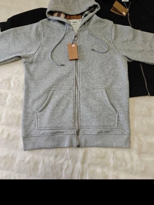 Grå zip-hoodie Burberry - Säljer grå burberry kofta storlek M. Om du ör intresserad nå mig för mer info.