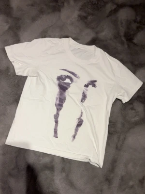 Vit T-shirt med fett tryck - Tjena,  Säljer nu denna riktigt feta tröjan i storlek XS. Den får riktigt mycket komplimanger och kan garantera att damerna kommer lägga märke till dig! Hör av er vid fler frågor eller funderingar!