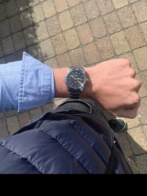 Svart Doventi herrklocka i stål - Stilren Doventi klocka med svart urtavla och datumvisning. Klockan har ett klassiskt armband i rostfritt stål och silverfärgad boett. Passar perfekt till dig som gillar en tidlös och elegant look.