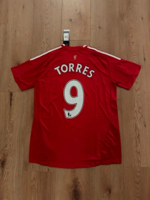 Liverpool TORRES retro fotbollströja  - Helt oanvänd med tags kvar och Adidas påse. Storlek Medium. Skriv privat för fler bilder eller vid funderingar! 