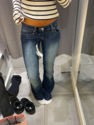 Lågmidjade bootcut - Älskar dessa, sitter så bra o jätte stretchiga!! Inte helt hundra att jag vill sälja så kom med bud💗