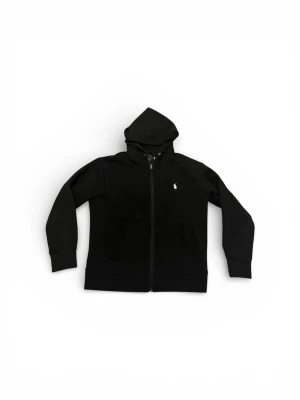 Svart hoodie från Polo Ralph Lauren - Svart hoodie med dragkedja från Polo Ralph Lauren. Klassisk design med huva, två fickor framtill och den ikoniska vita logotypen broderad på bröstet. Tillverkad i mjukt material som passar perfekt till en avslappnad stil.