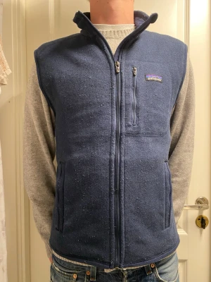 Patagonia fleece väst - Storlek M. Mycket bra skick (lite noprrig men lätt att fixa). Pris går att diskutera. 