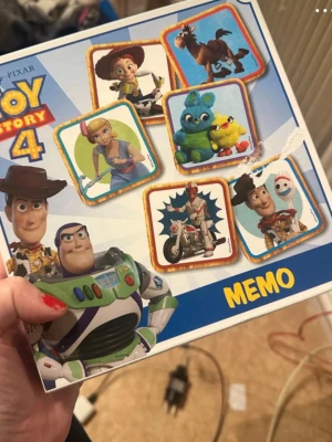 Toy Story 4 memo-spel - Roligt memo-spel med motiv från Toy Story 4. Spelet har färgglada bilder på karaktärer som Woody, Buzz Lightyear, Bo Peep, Ducky, Bunny och Forky. Perfekt för att träna minnet och ha kul med vänner eller familj.