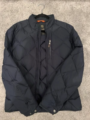 Morris dunjacka  - Snygg mörkblå dunjacka från Morris med quiltat mönster. Perfekt till våren eller hösten  och enkel att matcha med olika outfits.