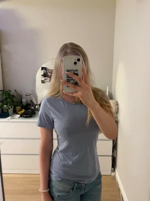 Ljusblå basic t-shirt  - En enkel och stilren ljusblå t-shirt. T-shirten har rund halsringning och korta ärmar. Tillverkad i mjuk bomull som känns skön mot huden. Perfekt att matcha med jeans eller kjol för en clean look. Är storlek M men passar mig som ofta har S💗