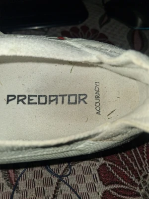 Adidas Predator fotbollsskor - Den är bra och jag har haft den 1 år. Och jag har köpt den för 1200