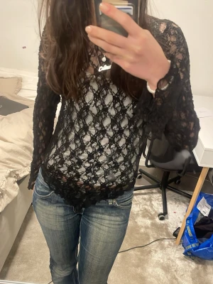 Svart spetsblus med lång ärm - Pris går att diskuteras vid snabba köp fråga om ni undrar något