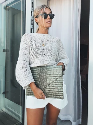 Grå datorfodral - Stilren grå datorfodral med krokodilpräglat mönster. Fodralet har en klassisk rektangulär form perfekt  för att lyfta din outfit med en trendig touch. Har ett låtet hål men syns knappt då fet är på fodralets baksida💕