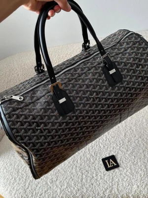 Duffle bag - Använd duffle bag, sjukt bra skick, dm vid frågor, otrolig kvalité 