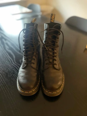 Svarta Dr. Martens | Strl 38 | Bra skick - Säljer ett par svarta Dr. Martens i storlek 38  Skorna är använda men i bra skick, väl omhändertagna och med mycket kvar att ge. Klassisk och tidlös modell som passar till allt och aldrig går ur stil. Perfekta både till vardag, höst/vinter och för en mer edgy look ✨ Normalt slitage för användning, inget som påverkar funktion eller helhetsintryck.