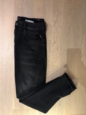 Mörkgrå Replay Anbass jeans - Snygga mörkgrå jeans ifrån Replay i modellen ”anbass”! Jeansen är i storlek W31/L32. Priset är diskuterbart, kontakta mig för alla frågor och funderingar! ✅🤝