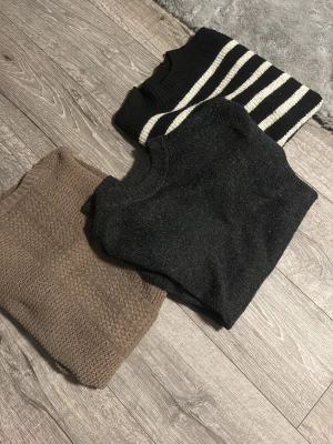  stickad e tröjor  - Säljer olika stickade tröjor, skit bra nu när de är kallt och alla är i bra skick. Säljer för cirka 100-200 apropå vilken och hur många, 300kr för alla 