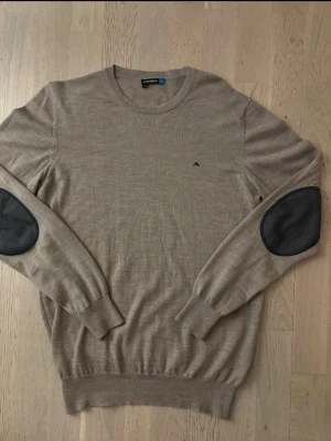 Beige stickad tröja J.LINDEBERG - Säljer en beige stickad tröja ifrån J lindeberg i 100% Merino ull. Tröjan är i princip ny med ett nypris på över 1200. Priset är diskuterbart, kontakta för frågor och funderingar!✅🤝 