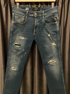 Replay anbass hyperflex  - Replay anbass hyperflex - skick 8/10, fint skick utan defekter! - storlek 30/30, fråga om ni vill ha mått 📏- riktigt schyssta jeans med snygga slitningar! - hör av er vid frågor🙌