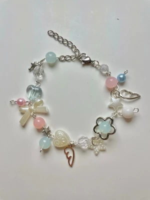 Y2k armband med berlocker och pärlor - Handgjort armband med rosa och blå pärlor🥰Kommer fint inpackad och med en liten gåva🦄  Upp till 25% rabatt på bundles😍   