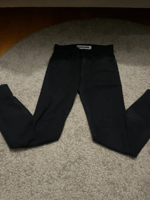 Svarta jeans från Jacob Cohen - Snygga mörkblå jeans från Jacob Cohen med klassisk femficksdesign och diskret logotyp på bakfickan. Jeansen har en rak passform och är tillverkade i mjukt denimtyg som ger en stilren look.