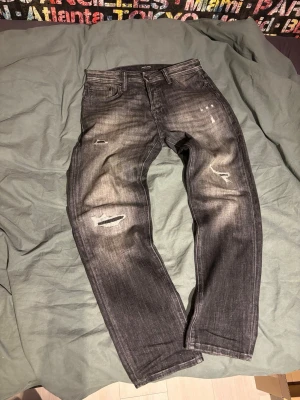 Jack&jones jeans tapered Mike - Säljer nu mina Jack&jones jeans då de ej kommer till användning. De har passformen tapered Mike och är i storlek 30/32. Riktigt sköna att ha på sig. Billigare vid snabb affär 