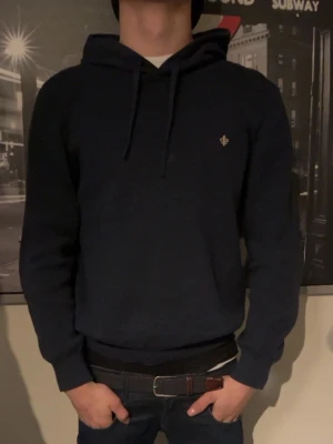 Morris  - Säljer nu min mörkblå Morris hoodie, den e stickad, som ny. Köpte för 2000 för nån månad sen men knappt använt den nåt.