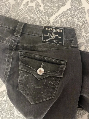 True Religion Joey Low Rise bootcut jeans  - STORLEK 24! Super snygga knappt använda jeans 