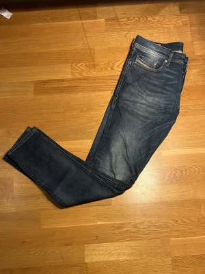 Diesel jeans - Säljer dessa sjukt snygga Diesel jeans🌟    | Storlek: 30/32 | Passform: slim| Skick: mycket bra | Skriv vid minsta fundering🤝