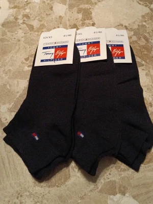 Svarta strumpor Tommy Hilfiger - Mycket fina strumpor som är jättesköna. Nya med etikett. Prislista följer nedan. Meddela mig vid hur många par ni vill ha.        1 par: 34 kr. 2 par:64 kr. 3 par: 96 kr 