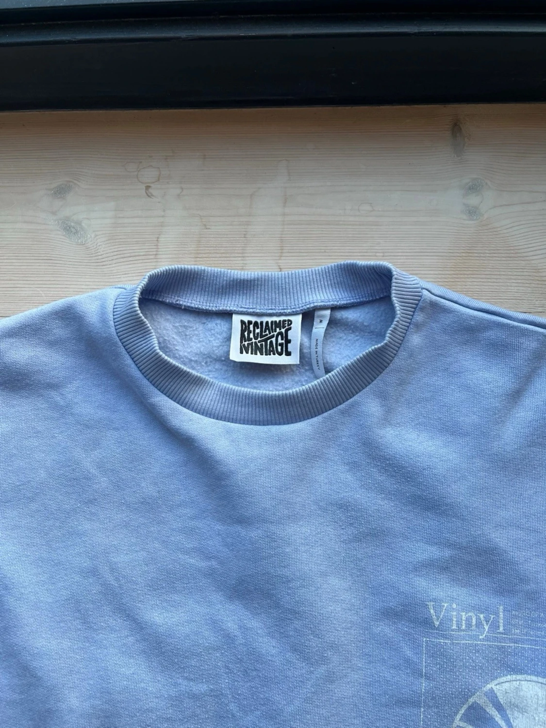 Ljusblå sweatshirt från Reclaimed Vintage med tryck strl M - 2