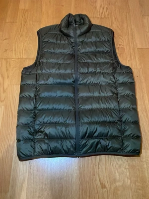 Uniqlo väst - En riktigt schysst mörkgrön uniqlo väst. Den sitter extremt najs. Skriv ifall ni har nån fundering!