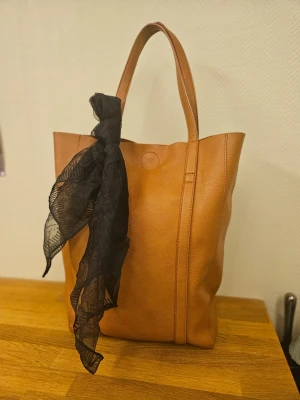 Brun rymlig övernattningsväska eller shoppingväska - Stor rymlig snygg brun shoppingväska i en enkel, rymlig design. Utmärkt när du ska packa för en övernattning, kombinerar både funktion och stil. Passar till det mesta och rymmer mycket.