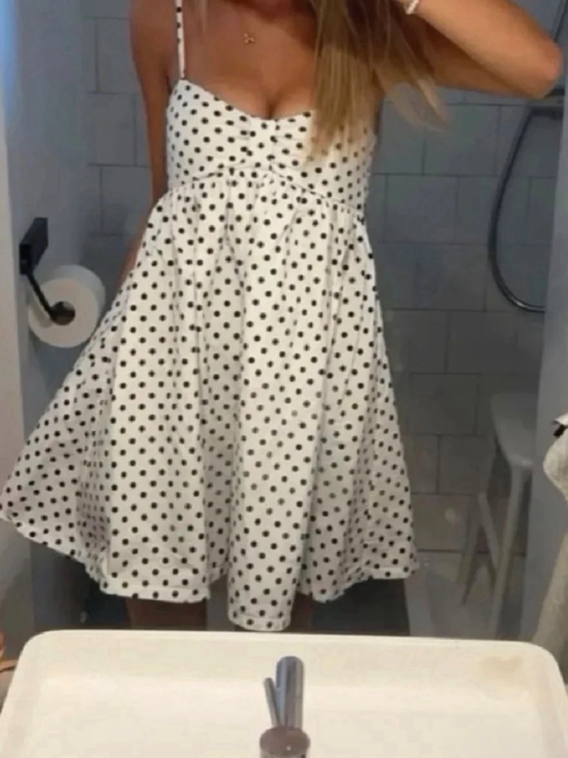 Vit prickig kortklänning med smala band