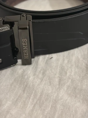 bälte  - Jag säljer ett bälte eftersom jag aldrig använder den. Bra skick har bara en liten fläck som du ser på bilden. PRIS KAN DISKUTERAS 