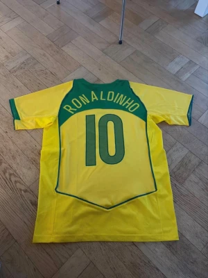 Nike - Säljer min retro Brasilien tröja med #10 ”Ronaldinho” på ryggen. Tröjan är helt ny och oanvänd. Bara hör av er om ni har några frågor.