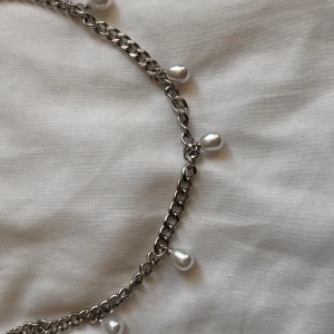 PERLA HALSBAND  - Detta coola halsbandet har en 40 cm kedja med 5 cm förlängningskedja. Halsbandet är i rostfritt stål som passar till semestern, utgång och skolan! Hör av dig vid frågor! //VALENTINA🤍