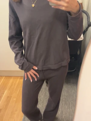 Mörkbrunt mjukis set - Tröjan xs och byxorna 150
