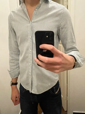 Randig skjorta  - Helt vanlig randig skjorta. Storlek S men passar nog bättre till XS. Kan köpas tillsammans med en annan skjorta för bättre pris.