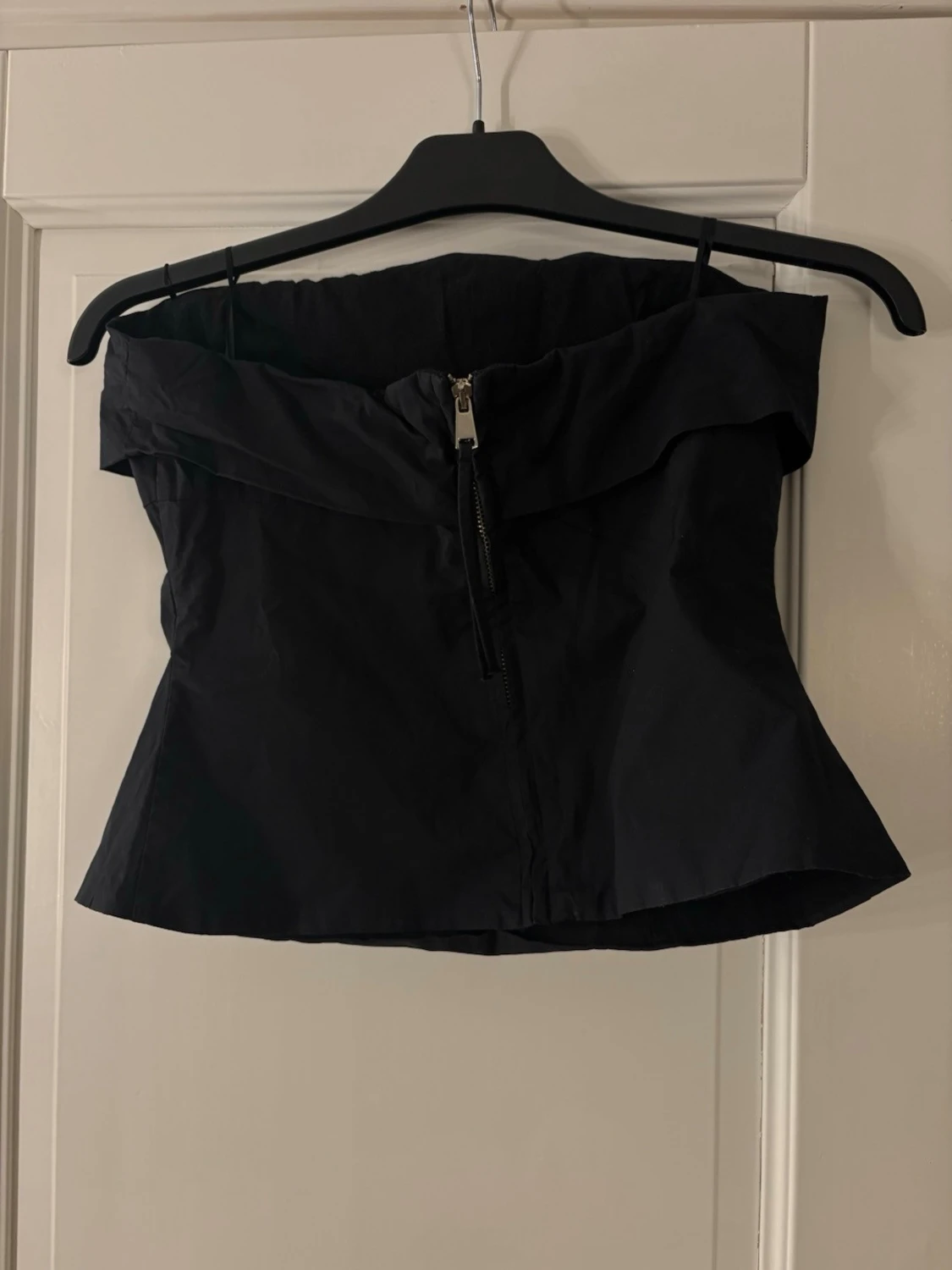 Svart off shoulder topp med dragkedja - 1