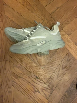 Skor - Skicka ett meddelande för info