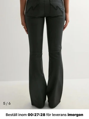 Nelly byxor - Jätte snygga nelly jeans som jag tyvärr måste sälja då de va lite för små. De är helt slutsålda på nellys hemsida. Skriv till mig om ni har några frågor❤️De är helt nya och aldrig använda lapp finns kvar!