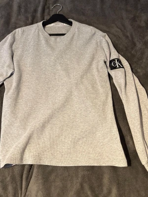 Calvin Klein stickad tröja - Säljer en riktigt skön stickad tröja från Calvin Klein i storleken M. Använd endast ett fåtal gånger och i mycket bra skick.  Köpt för: 1000 kr Mitt pris: 229 kr.  Pris kan diskuteras.