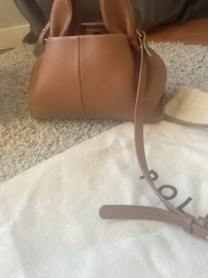 Polene väska  - Så snygg polene väska som knappt är använd och i jättebra skick, väskan kommer med tote bag och låda som den kom i från början❤️modellen är Numero Neuf I färgen Camel🤎