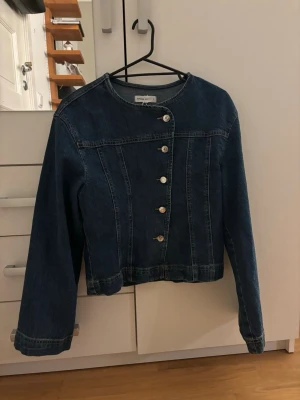 Jeanströja från Gina  - Säljer denna fina jeans tröja, endast testad!