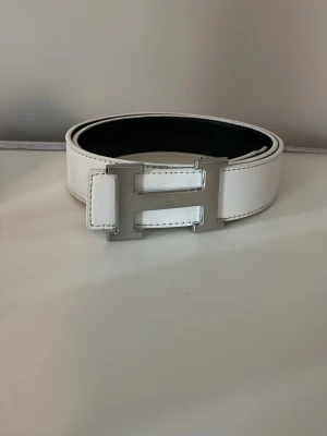 H bälte - Hej jag säljer ett snyggt H bälte som är helt nytt priset är inte fast hör av er vid minsta fråga eller fundering .