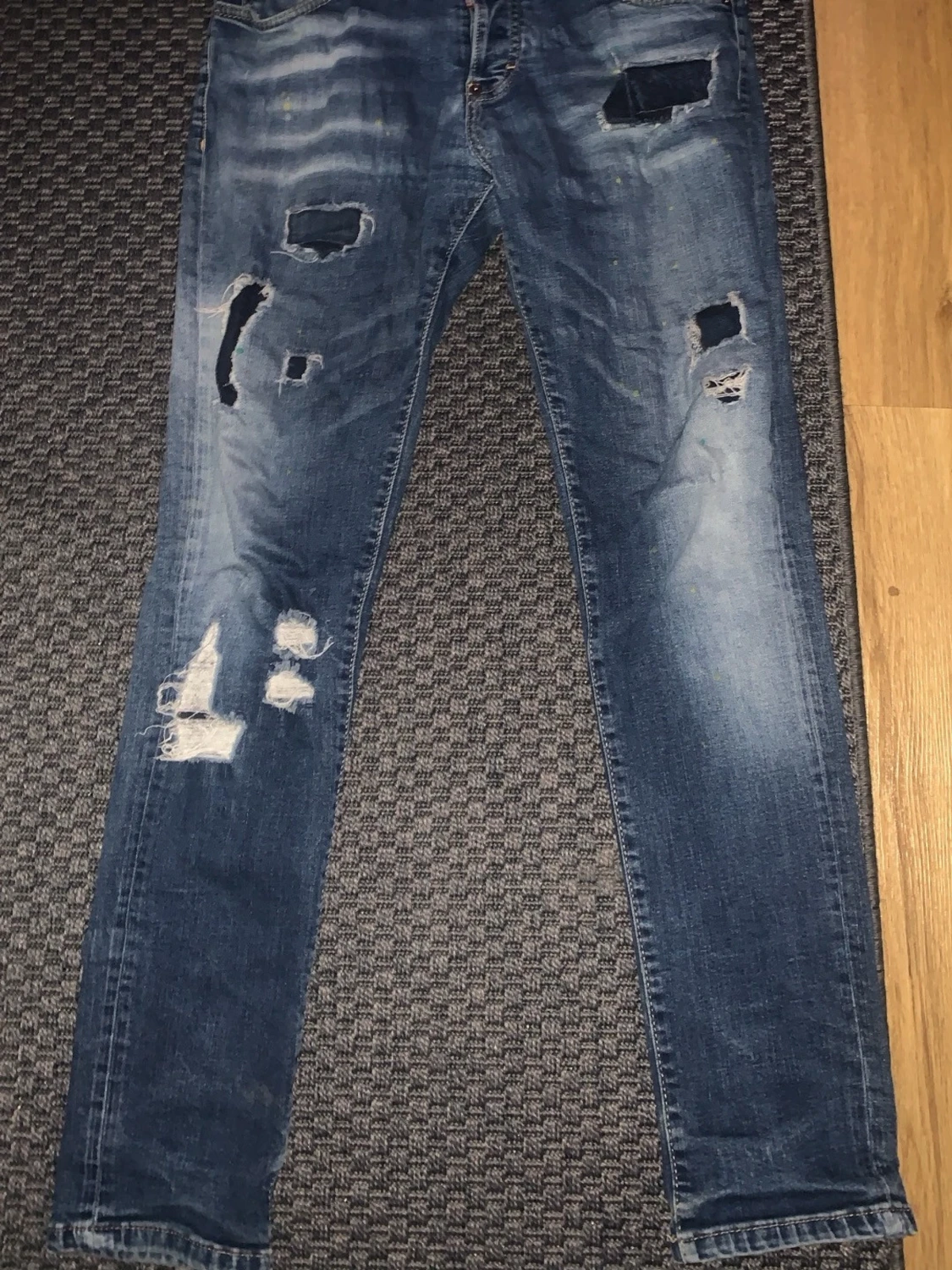 Blå slitna dsquared2 jeans