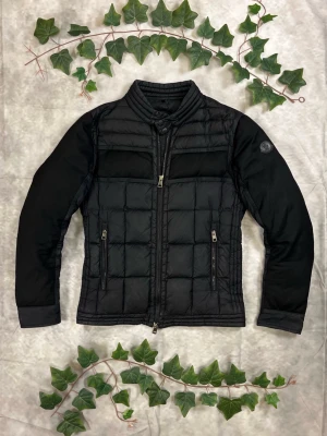 Moncler Gard Giubbotto – Black label – Storlek 0 - "|Färg: Svart | Modell: Gard Giubbotto Black Label, lätt jacka | Storlek: 0 (XS–S), slim/normal passform | Skick: Grade A, 9/10 | Hör av dig ifall du har funderingar!"